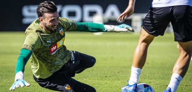 Javi Guerra y Dimitrievski entrenando con el Valencia CF en pretemporada