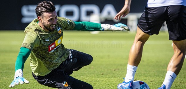 Javi Guerra y Dimitrievski entrenando con el Valencia CF en pretemporada
