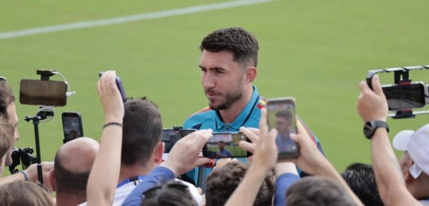 Aymeric Laporte atiende a los medios en rueda de prensa con España