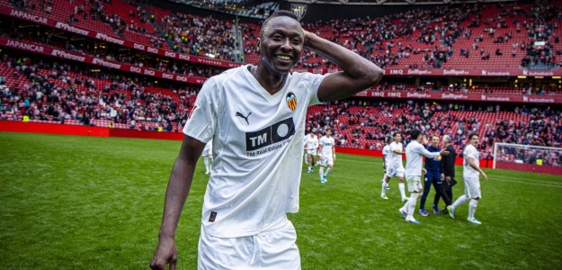 Umar Sadiq en entrenamiento con el Valencia CF temporada 2026-27
