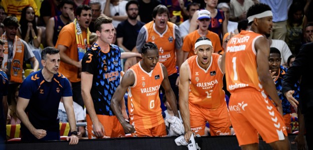 Jugadores de Valencia Basket celebrando victoria ante el Barça en el Palau Blaugrana final ACB