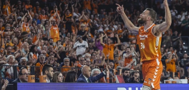 Pedro Martínez dirige a Valencia Basket en la final ACB contra el Barça