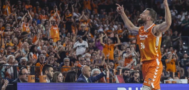Pedro Martínez dirige a Valencia Basket en la final ACB contra el Barça