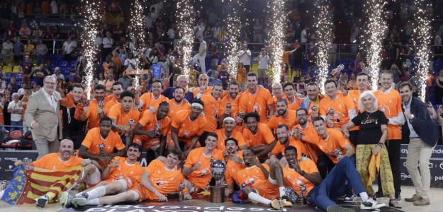Adrián Kovács, entrenador ayudante de Valencia Basket, en el banquillo de la Fonteta