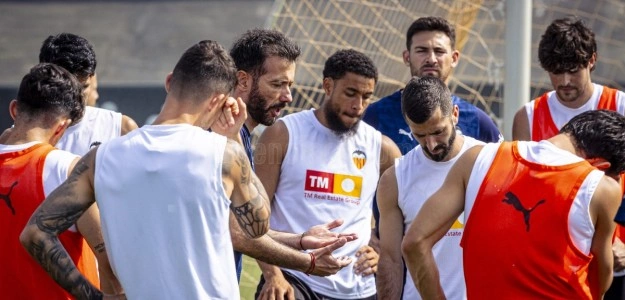 Alberto Corberán dirige un entrenamiento del Valencia CF en pretemporada
