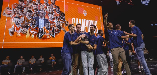 Jugadores del Valencia Basket celebrando el título de Liga Endesa 2024