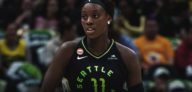 Awa Fam lanzando un triple durante un partido de la WNBA