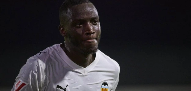Mouctar Diakhaby durante un entrenamiento del Valencia CF en la Ciudad Deportiva