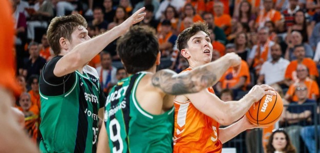 Sergio de Larrea celebra una canasta decisiva con Valencia Basket