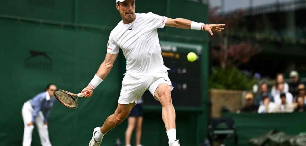 Roberto Bautista Agut y Sara Sorribes en pista de tenis antes de Wimbledon 2026