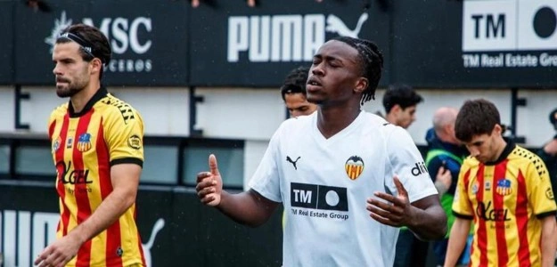 David Otorbi en acción con el Valencia CF durante un partido de LaLiga