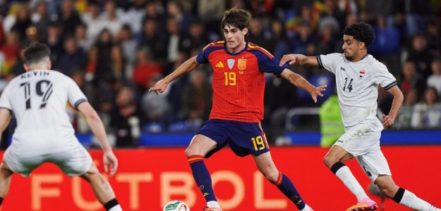 Javi Guerra disputa un balón durante un partido del Valencia CF en Mestalla