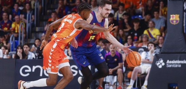 Jugadores de Valencia Basket celebran canasta en la final ACB 2026