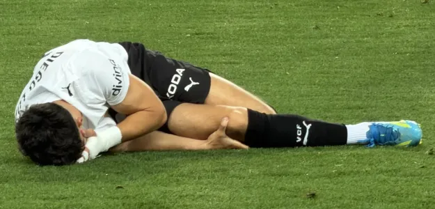 Diego López durante un partido con el Valencia CF antes de su lesión