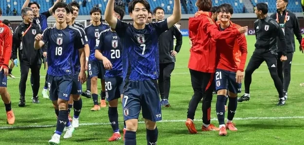 Ryonosuke Sato en acción durante un partido de fútbol profesional