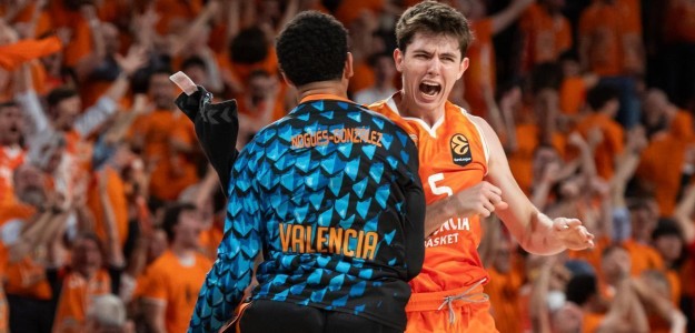 Sergio de Larrea durante un partido con Valencia Basket en Liga Endesa