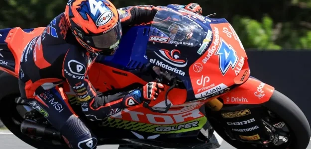Iván Ortolá celebra su primera victoria en carrera de Moto2