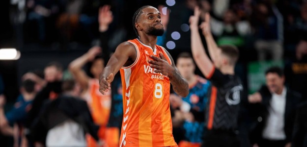 Jean Montero celebra con sus compañeros la clasificación para la final