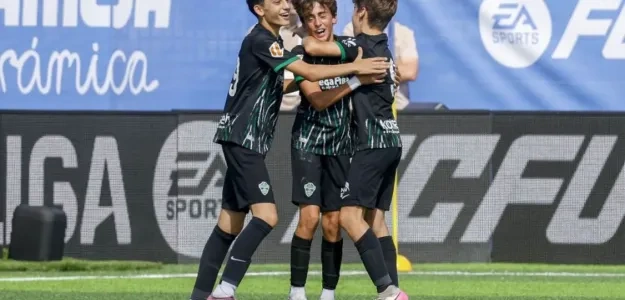 Jugadores del Elche CF celebran el título de LaLiga FC Futures tras vencer al Real Madrid