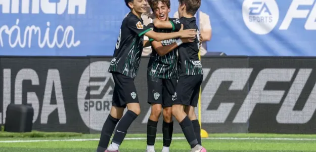Jugadores del Elche CF celebran el título de LaLiga FC Futures tras vencer al Real Madrid