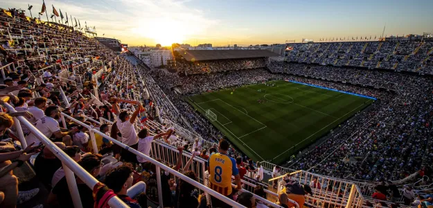 Estadio Mestalla del Valencia CF con aficionados che en las gradas