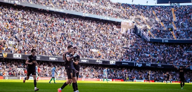 Aficionados del Valencia CF en las gradas de Mestalla protestando