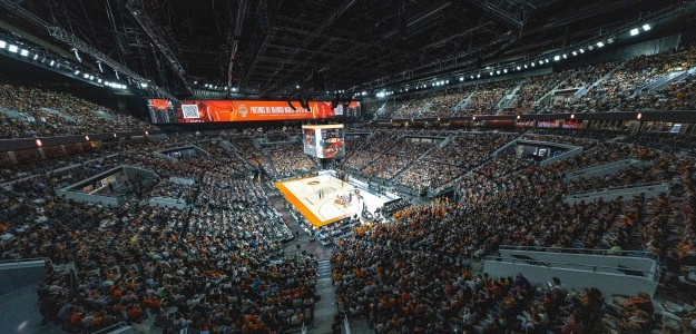 Valencia Basket jugadores calentando en Roig Arena antes del partido