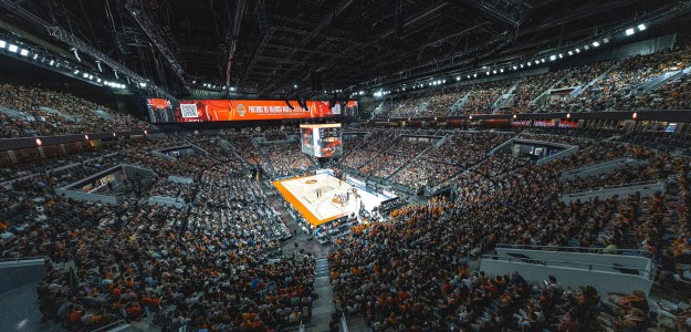 Valencia Basket jugadores calentando en Roig Arena antes del partido