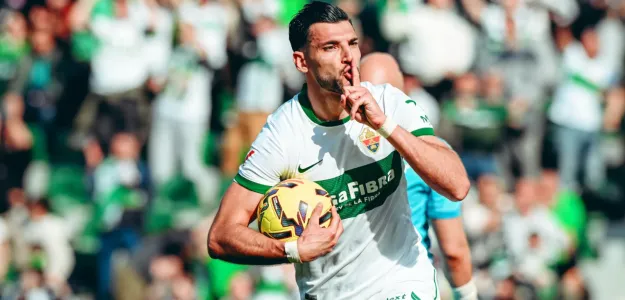 Rafa Mir en partido oficial con el Elche CF durante la temporada 2025-26