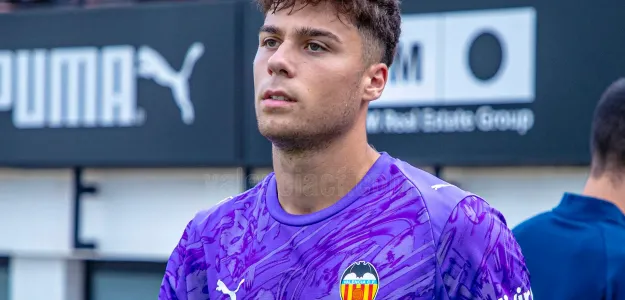 Dimitrievski celebra renovación contrato Valencia CF hasta 2028 Mestalla