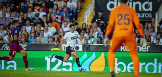 Rubén Muñoz entrenando con el Valencia CF en Mestalla