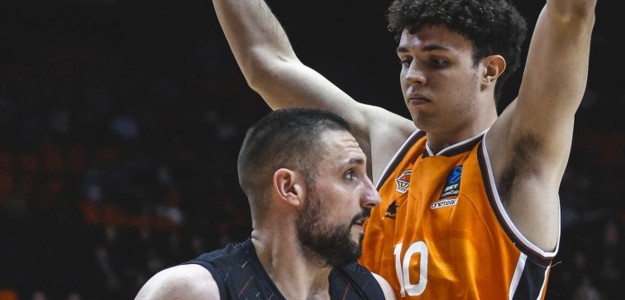 Jorge Carot con uniforme Valencia Basket durante partido Eurocup