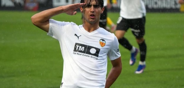 Rodrigo Gamón durante entrenamiento Valencia CF cantera lateral derecho