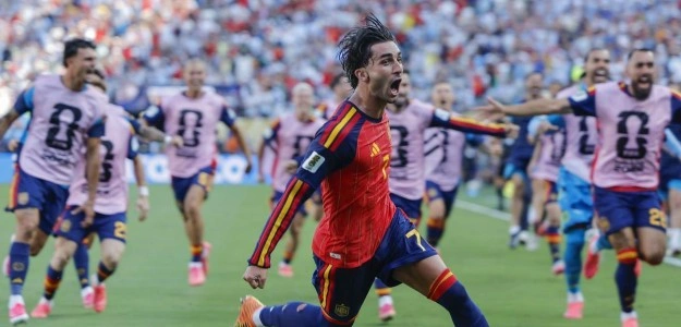 Ferran Torres levantando trofeo mundial con bandera España en MetLife Stadium
