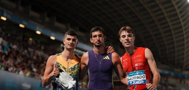 Quique Llopis saltando valla Campeonato España atletismo Málaga
