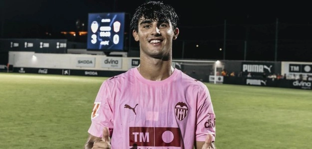 Rodrigo Gamón, lateral derecho del Valencia CF, en acción con el primer equipo