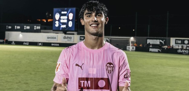 Rodrigo Gamón, lateral derecho del Valencia CF, en acción con el primer equipo