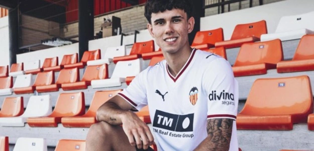 Rubén Muñoz, lateral izquierdo del Valencia CF, en acción defensiva