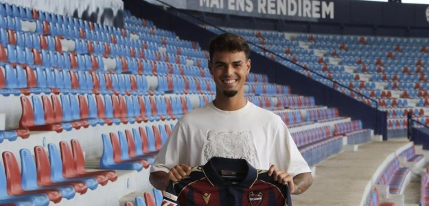Dani Cervera, futbolista del filial del Levante UD, en acción