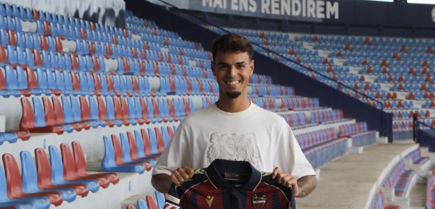 Dani Cervera, futbolista del filial del Levante UD, en acción