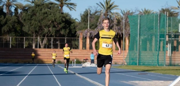 Obras de renovación del tartán en Estadi del Túria Valencia