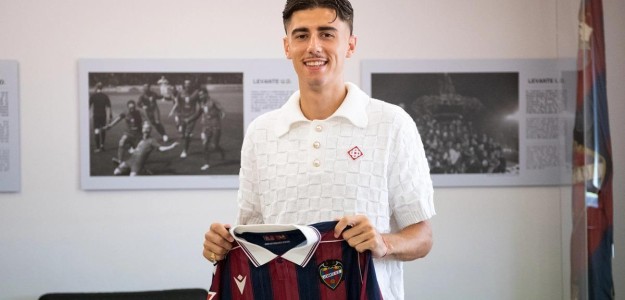 Dani Requena, lateral del Levante UD, con el uniforme del club