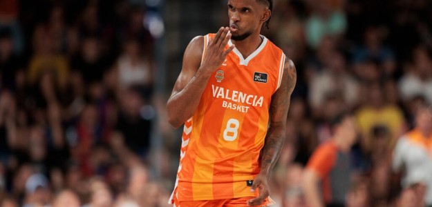 Jean Montero con la camiseta taronja del Valencia Basket en partido de Euroliga