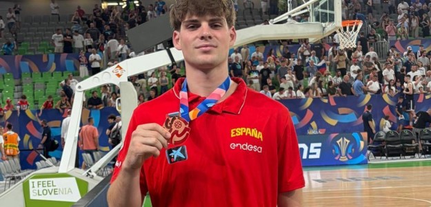 Álex Blanco celebra la medalla de bronce en el EuroBasket U20M con España