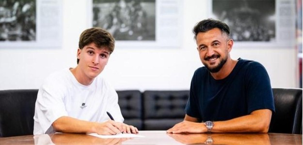 Javier Alonso, nuevo delantero del Levante UD, posa con la camiseta