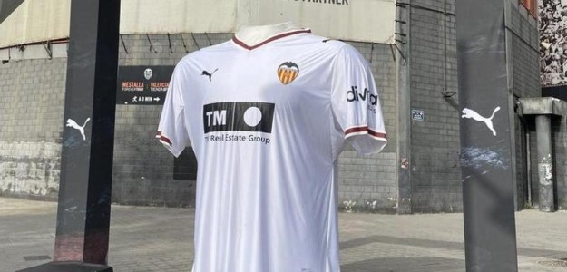 Nueva camiseta Valencia CF colocada en alrededores Mestalla julio