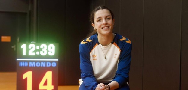 Elena Buenavida en acción con la camiseta del Valencia Basket femenino