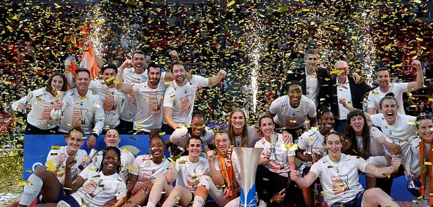 Jugadoras del Valencia Basket en acción durante partido de competición oficial