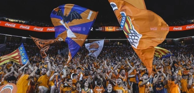 Aficionados del Valencia Basket en el Roig Arena durante un partido de la temporada