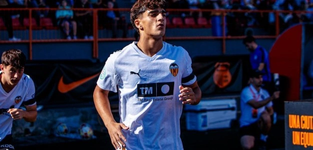 Víctor Júnior, delantero del Valencia CF, en acción con el Mestalla